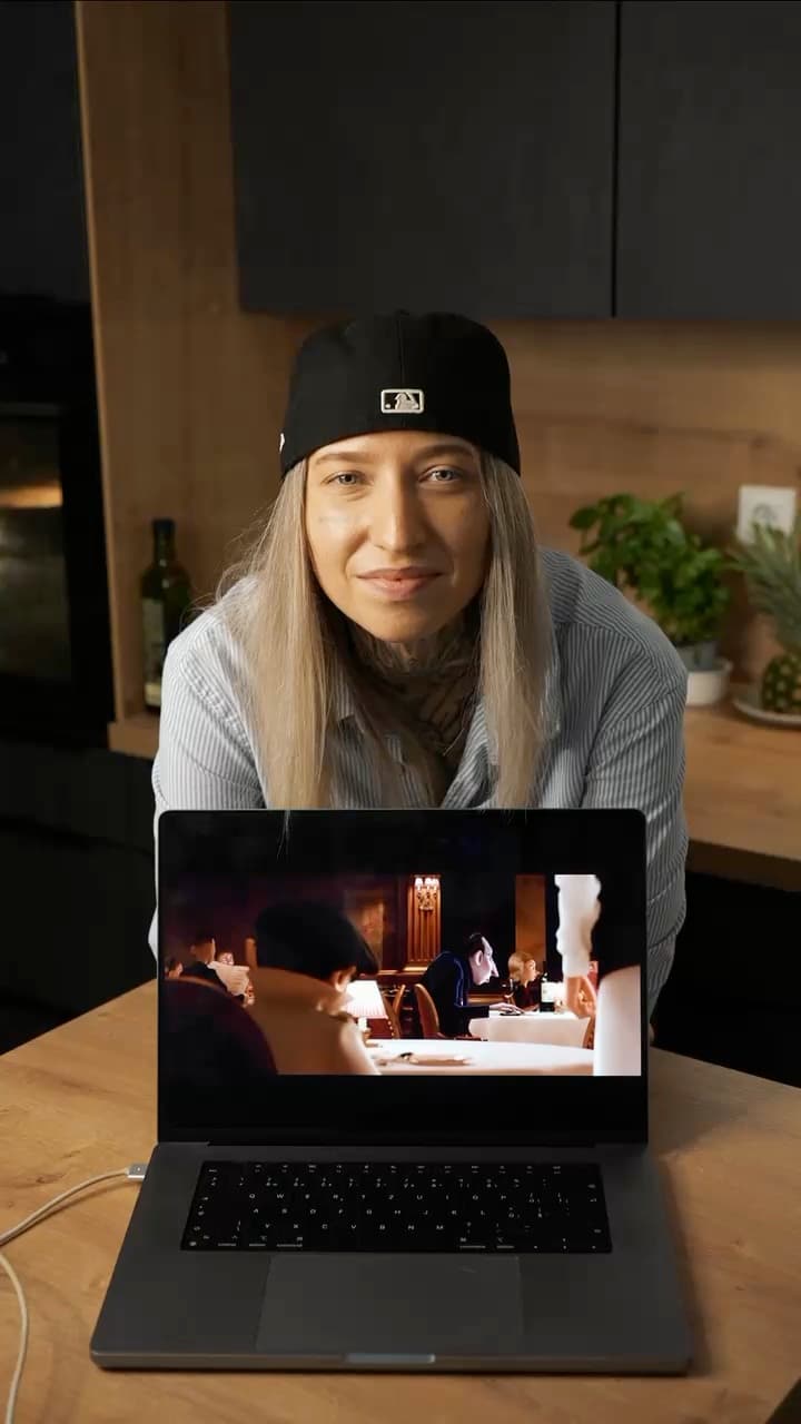 Nela Trojaková při přípravě jídla